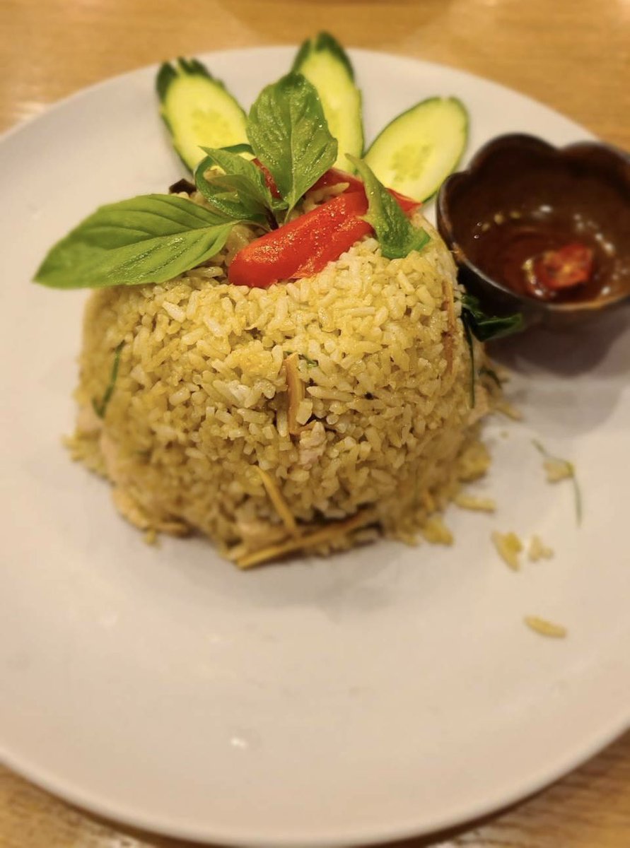 SMYM_ren's tweet photo. 人生で初めてグリーンカレーチャーハンいただきました
美味しすぎて泣きました https://t.co/5amIRnC7zp