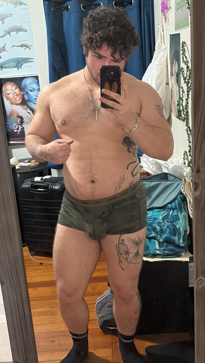 tyl0saur's tweet photo. messy room sorry https://t.co/xjn3XUoxZW