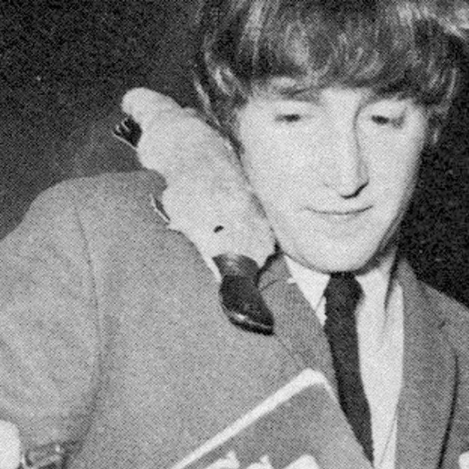 unearthlydata's tweet photo. oh hello little platypus and why are you on john’s shoulder even! 😭😭😭 https://t.co/sKiOpNHwsr
