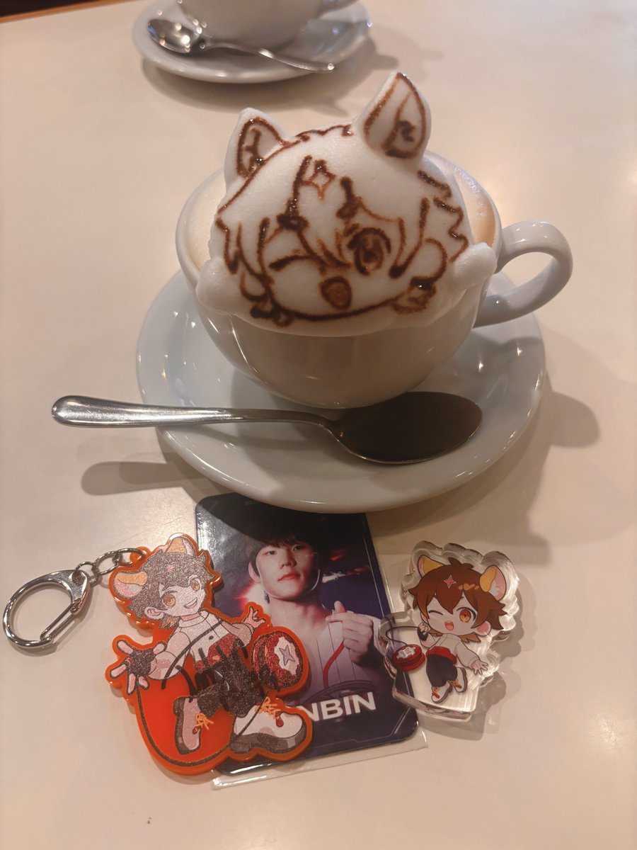 kuuu_uu02's tweet photo. ラテアートお願いしてきた😚🧡
めっちゃ可愛い！ https://t.co/bKBCjsgaea