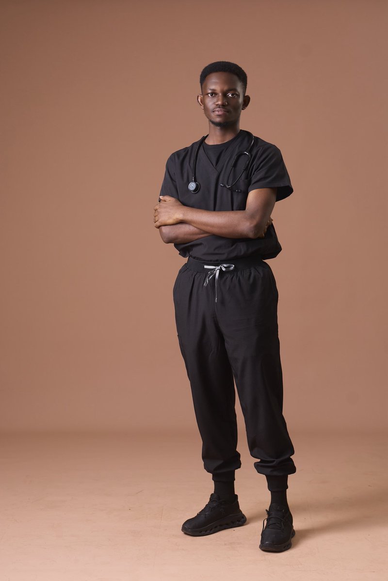 f_kwophy's tweet photo. Six years of preparation, down to zero🥂🥳
God did🙏🏽.
MBChB bagged🩺💼
Officially a doctor👌🏽🍾

Introducing,  
Dr(Med) Francis Kofi Obutey🩺 https://t.co/O9ufouiGDe