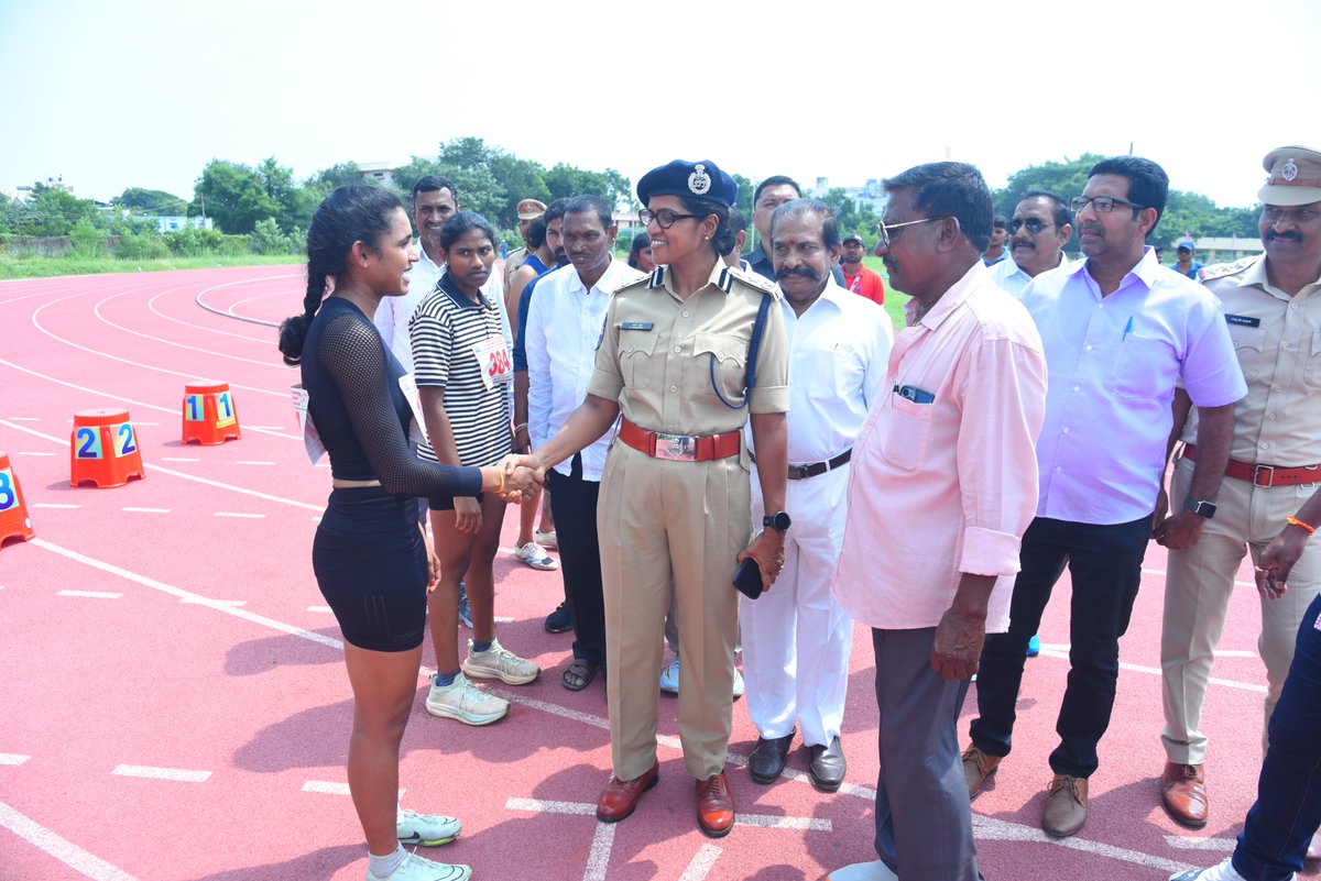 warangalpolice's tweet photo. అథ్లెటిక్స్ ఛాంపియన్‌షిప్ పోటీలను ప్రారంభించిన @cpwarangal ఎన్. శ్వేత, IPS

హనుమకొండలోని JNS స్టేడియంలో జరుగుతున్న 12వ రాష్ట్రస్థాయి అథ్లెటిక్స్ ఛాంపియన్‌షిప్ పోటీలను వరంగల్ పోలీస్ కమిషనర్ N. శ్వేత, IPS, ముఖ్యఅతిథిగా హాజరై ప్రారంభించారు.

ఈ సందర్భంగా @cpwarangal గారు క్రీడాకారులను ఉద్దేశించి మాట్లాడుతూ, JNS స్టేడియం క్రీడాకారులకు ఒక వరమని, దీనిని ప్రతి ఒక్కరూ సద్వినియోగం చేసుకోవాలని, క్రీడల్లో విజయం సాధించడం కంటే పాల్గొనడమే గొప్ప విజయం అని సూచించారు.
@TelanganaDGP @TelanganaCOPs