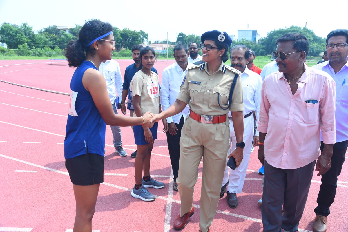warangalpolice's tweet photo. అథ్లెటిక్స్ ఛాంపియన్‌షిప్ పోటీలను ప్రారంభించిన @cpwarangal ఎన్. శ్వేత, IPS

హనుమకొండలోని JNS స్టేడియంలో జరుగుతున్న 12వ రాష్ట్రస్థాయి అథ్లెటిక్స్ ఛాంపియన్‌షిప్ పోటీలను వరంగల్ పోలీస్ కమిషనర్ N. శ్వేత, IPS, ముఖ్యఅతిథిగా హాజరై ప్రారంభించారు.

ఈ సందర్భంగా @cpwarangal గారు క్రీడాకారులను ఉద్దేశించి మాట్లాడుతూ, JNS స్టేడియం క్రీడాకారులకు ఒక వరమని, దీనిని ప్రతి ఒక్కరూ సద్వినియోగం చేసుకోవాలని, క్రీడల్లో విజయం సాధించడం కంటే పాల్గొనడమే గొప్ప విజయం అని సూచించారు.
@TelanganaDGP @TelanganaCOPs