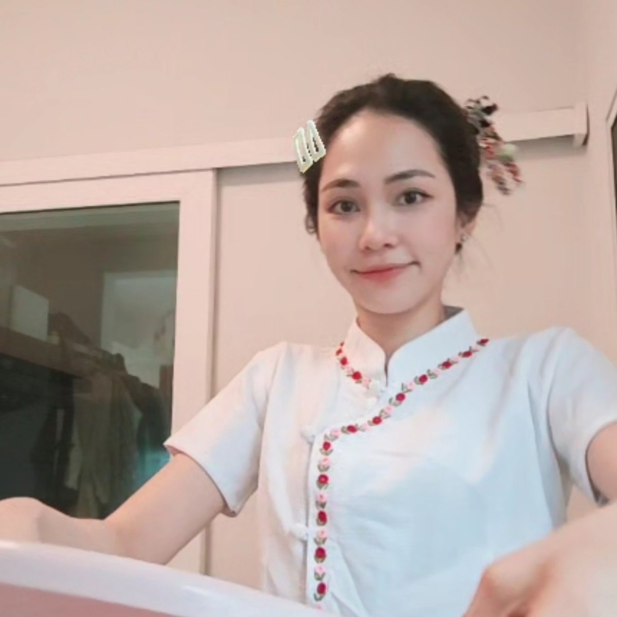 hi16race's tweet photo. แม่ครู in real life mak 🥺🤟 https://t.co/WKrOiornag