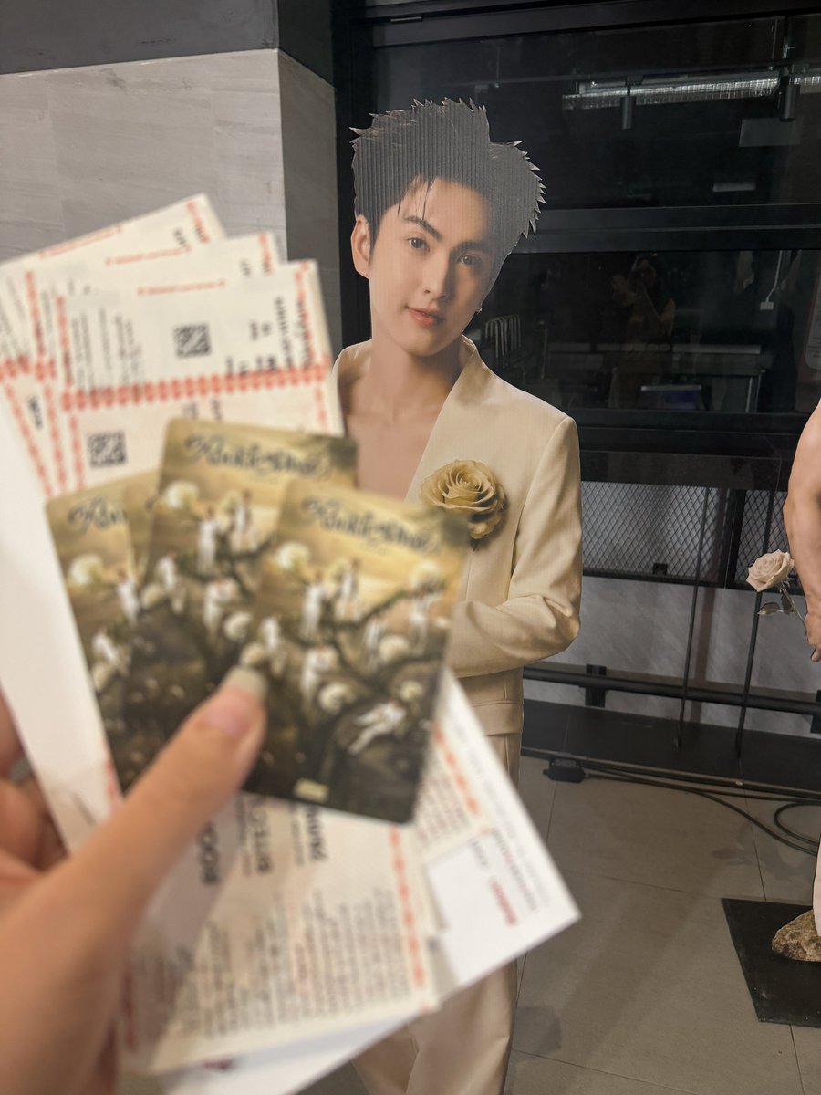 CeeuNani's tweet photo. บันทึกไว้ว่า ครั้งหนึ่งที่น้ำท่วมเบอร์นี้ ชั้นยังฝ่าน้ำออกมาพร้อมกระเป๋าประสบภัยค้างคืนมาด้วย เพื่อออกมาดูคอนเสิตของพวกนางสองคน แต่มาถึงคอนเลื่อนค่ะ เป็นผู้ประสบภัยซ้ำซ้อน แต่ถ้าหาคิวได้ยังอยากมาฟังพวกนางได้ร้องเพลงจริงๆนะ 🥹
#MARCKRIS #COPPERdechawat 
#ROOKIEDIVOSCONCERT https://t.co/d4Ul6oBvt0