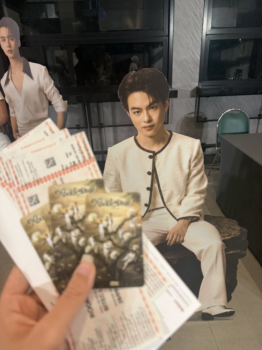 CeeuNani's tweet photo. บันทึกไว้ว่า ครั้งหนึ่งที่น้ำท่วมเบอร์นี้ ชั้นยังฝ่าน้ำออกมาพร้อมกระเป๋าประสบภัยค้างคืนมาด้วย เพื่อออกมาดูคอนเสิตของพวกนางสองคน แต่มาถึงคอนเลื่อนค่ะ เป็นผู้ประสบภัยซ้ำซ้อน แต่ถ้าหาคิวได้ยังอยากมาฟังพวกนางได้ร้องเพลงจริงๆนะ 🥹
#MARCKRIS #COPPERdechawat 
#ROOKIEDIVOSCONCERT https://t.co/d4Ul6oBvt0