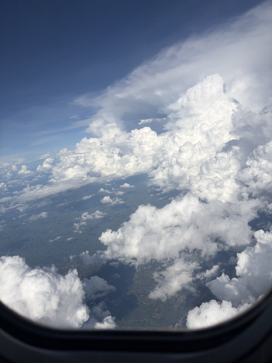 cmmena_'s tweet photo. ✈️ ขอมาแชร์ 5 ทริคจองตั๋วเครื่องบินให้ถูกลง

1. การขยับวันเดินทาง
    ลองเลื่อนวันไป-กลับ ±1–3 วัน บางทีราคาต่างกันหลักพันบาทเลยก็เป็นไปได้
2. เช็กหลายสนามบิน
    เช่น กรุงเทพฯ มีทั้ง BKK / DMK ลองเทียบทั้งสองที่ก่อนจองว่าต่างกันมากน้อยแค่ไหน
3. ดูราคาทั้งเดือน
    ถ้ายังไม่ล็อกวัน ลองเปิดปฏิทินราคา จะเห็นวันที่ถูกกว่าชัดเจนว่าวันไหนราคาถูกกว่า
4. ลองแยกขาไป-กลับ
    ไม่จำเป็นต้องบินสายการบินเดียวกัน ขาไปเจ้านึง ขากลับอีกเจ้านึง อาจประหยัดกว่ากัน
5. อย่าดูแค่ราคาหน้าตั๋ว
    เช็กค่ากระเป๋า ค่าเลือกที่นั่ง และค่าธรรมเนียมต่าง ๆ ด้วย บางทีตั๋วที่ดูแพงกว่ากลับถูกกว่าจริง

หลักๆน่าจะประมาณนี้ที่ผมใช้จองตั๋วเครื่องบิน ใครมีอะไรเพิ่มเติมมาแนะนำกันได้ครับ 🙏🏻