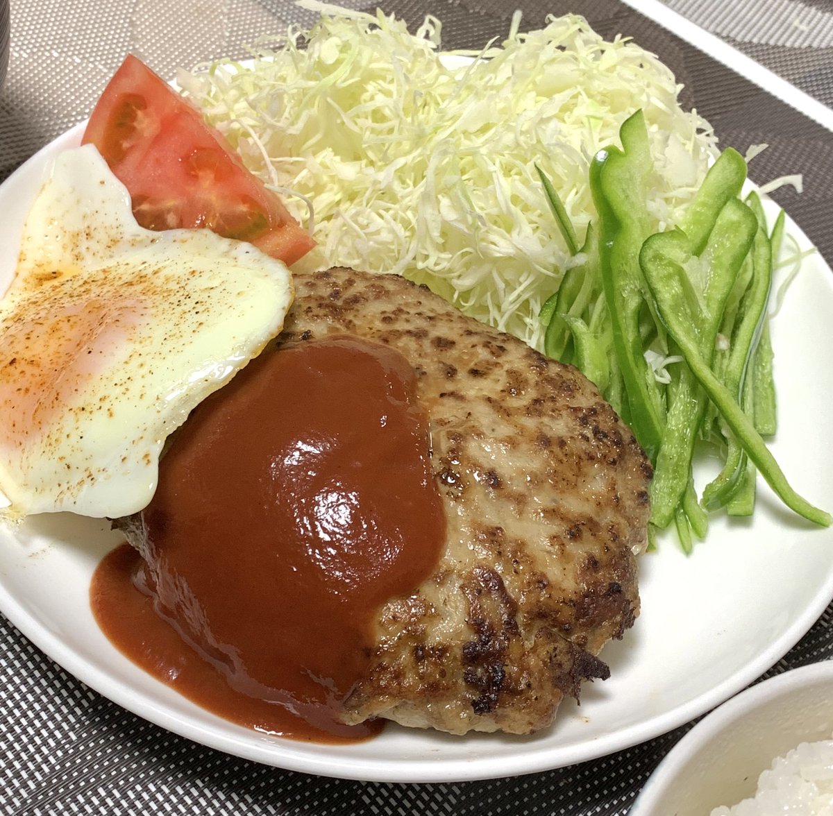 kikomotu's tweet photo. ここにライスと味噌汁つきでいくらまで出せる？ https://t.co/zSwiBElbZh