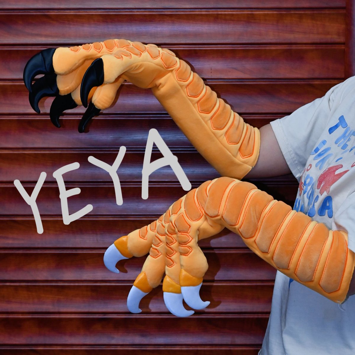 yeyajialan's tweet photo. This time, the bird's paw changed the shape of the nail.
Looks more powerful.ᕙ(  •̀ ᗜ •́  )ᕗ
#yeyajialan 
#fursuit https://t.co/LJehA0ZS1M