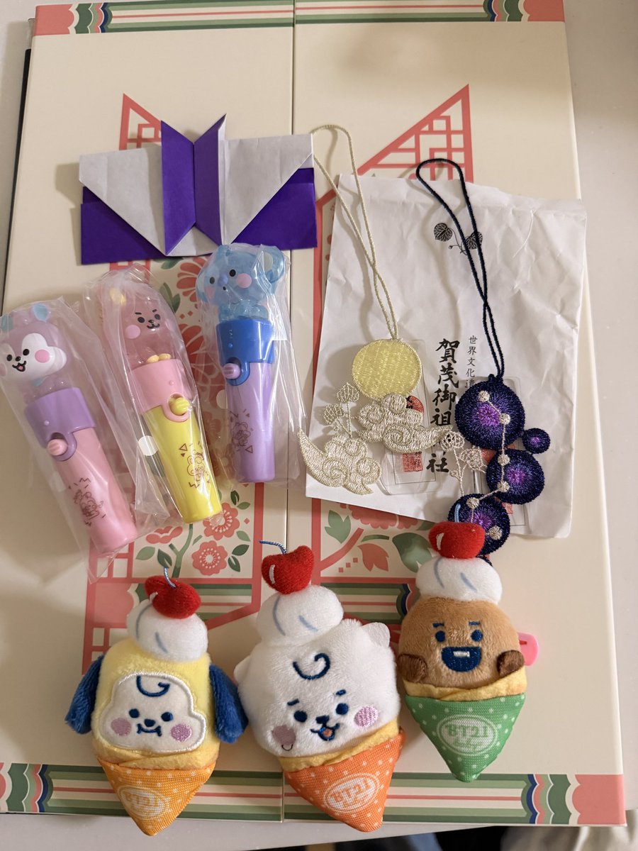 yuhamama1522's tweet photo. 今日は去年のお守りを返納しそしてまたお守りを授かりに行ってきました😊
25日限定のお守りも授かることが出来てしっかりお参りもして買い物へ。
そして見つけてしまったぬいぐるみバッジ🤭見つけたらお迎えスタイルの私は3つ購入。
最初に開封したものがまさかのRJ🥹
お参りしたからかな☺️ https://t.co/O1ItKhXuS9