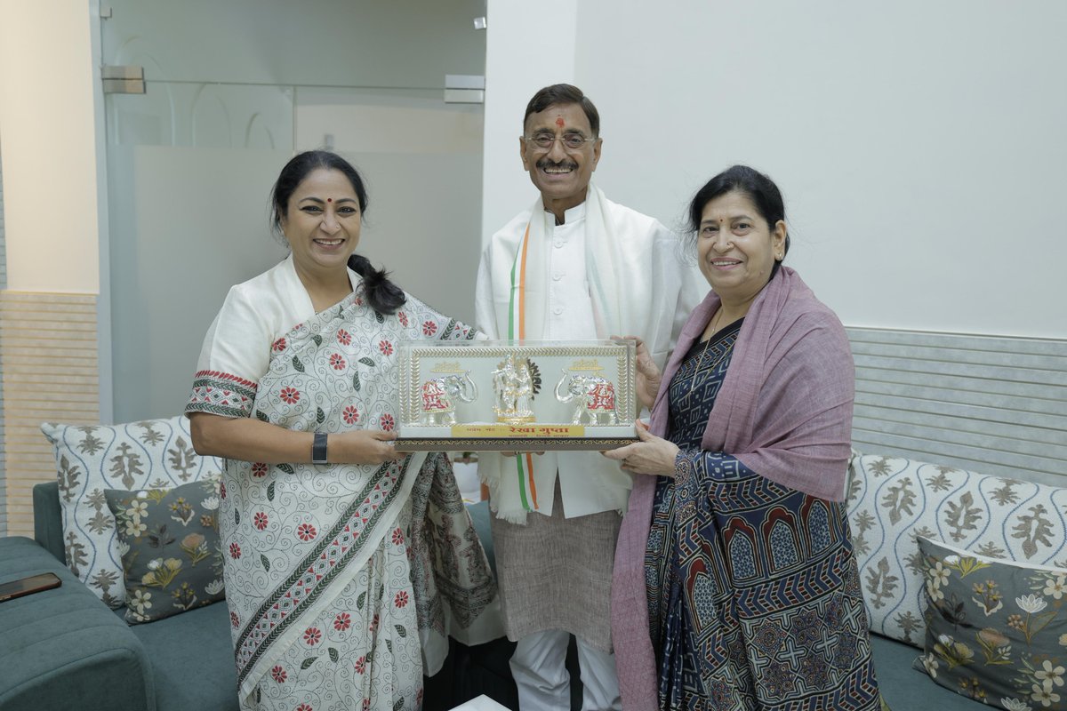 SethSanjayMP's tweet photo. नई दिल्ली स्थित अपने आवास पर कल 27 सितंबर को आयोजित होने वाले करम मिलन समारोह में शामिल होने के लिए आज दिल्ली की माननीय मुख्यमंत्री श्रीमती रेखा गुप्ता जी को सादर आमंत्रित किया।
इस अवसर पर भाजपा की प्रदेश प्रवक्ता श्रीमती आरती कुजूर जी, सरना समिति की महिला अध्यक्ष श्रीमती शालिनी शोभा कच्छप जी, अंजली लकड़ा जी, नेहा सिंह जी सहित रांची की कई गणमान्य बहनों की गरिमामयी उपस्थिति रही। #KaramFestival  #KaramMahotsav #JharkhandCulture  #KaramPuja #FestivalOfNature #NewDelhi #Jharkhand #Ranchi 
@gupta_rekha