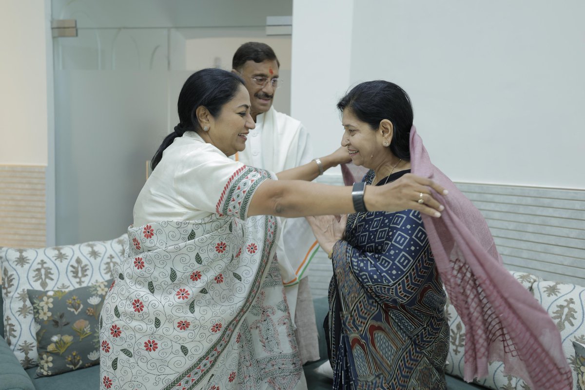 SethSanjayMP's tweet photo. नई दिल्ली स्थित अपने आवास पर कल 27 सितंबर को आयोजित होने वाले करम मिलन समारोह में शामिल होने के लिए आज दिल्ली की माननीय मुख्यमंत्री श्रीमती रेखा गुप्ता जी को सादर आमंत्रित किया।
इस अवसर पर भाजपा की प्रदेश प्रवक्ता श्रीमती आरती कुजूर जी, सरना समिति की महिला अध्यक्ष श्रीमती शालिनी शोभा कच्छप जी, अंजली लकड़ा जी, नेहा सिंह जी सहित रांची की कई गणमान्य बहनों की गरिमामयी उपस्थिति रही। #KaramFestival  #KaramMahotsav #JharkhandCulture  #KaramPuja #FestivalOfNature #NewDelhi #Jharkhand #Ranchi 
@gupta_rekha
