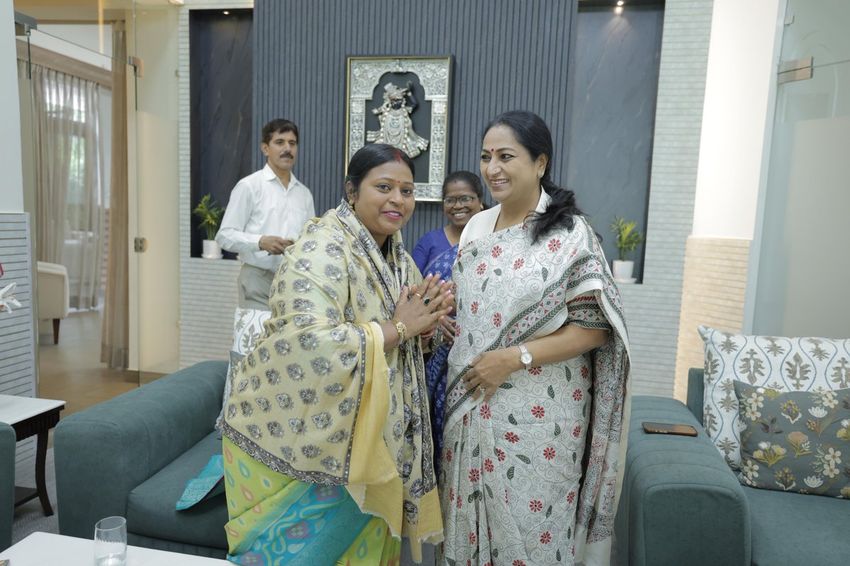SethSanjayMP's tweet photo. नई दिल्ली स्थित अपने आवास पर कल 27 सितंबर को आयोजित होने वाले करम मिलन समारोह में शामिल होने के लिए आज दिल्ली की माननीय मुख्यमंत्री श्रीमती रेखा गुप्ता जी को सादर आमंत्रित किया।
इस अवसर पर भाजपा की प्रदेश प्रवक्ता श्रीमती आरती कुजूर जी, सरना समिति की महिला अध्यक्ष श्रीमती शालिनी शोभा कच्छप जी, अंजली लकड़ा जी, नेहा सिंह जी सहित रांची की कई गणमान्य बहनों की गरिमामयी उपस्थिति रही। #KaramFestival  #KaramMahotsav #JharkhandCulture  #KaramPuja #FestivalOfNature #NewDelhi #Jharkhand #Ranchi 
@gupta_rekha