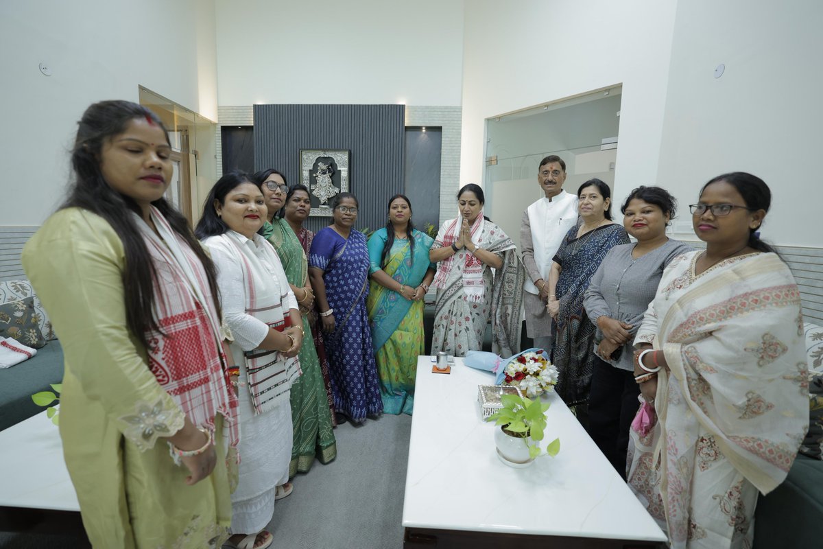 SethSanjayMP's tweet photo. नई दिल्ली स्थित अपने आवास पर कल 27 सितंबर को आयोजित होने वाले करम मिलन समारोह में शामिल होने के लिए आज दिल्ली की माननीय मुख्यमंत्री श्रीमती रेखा गुप्ता जी को सादर आमंत्रित किया।
इस अवसर पर भाजपा की प्रदेश प्रवक्ता श्रीमती आरती कुजूर जी, सरना समिति की महिला अध्यक्ष श्रीमती शालिनी शोभा कच्छप जी, अंजली लकड़ा जी, नेहा सिंह जी सहित रांची की कई गणमान्य बहनों की गरिमामयी उपस्थिति रही। #KaramFestival  #KaramMahotsav #JharkhandCulture  #KaramPuja #FestivalOfNature #NewDelhi #Jharkhand #Ranchi 
@gupta_rekha
