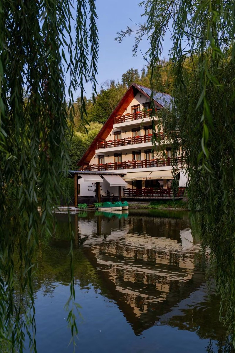 Travel_2Romania's tweet photo. Cunoscută cândva drept “Perla Munților Apuseni”, Statiunea #Moneasa #Arad începe să-și recapete din strălucirea care a consacrat-o acum mai bine de o sută de ani. #România
📸 Ciprian Vlăduț (Cipane) Kanal D https://t.co/f2cKYDLhoG