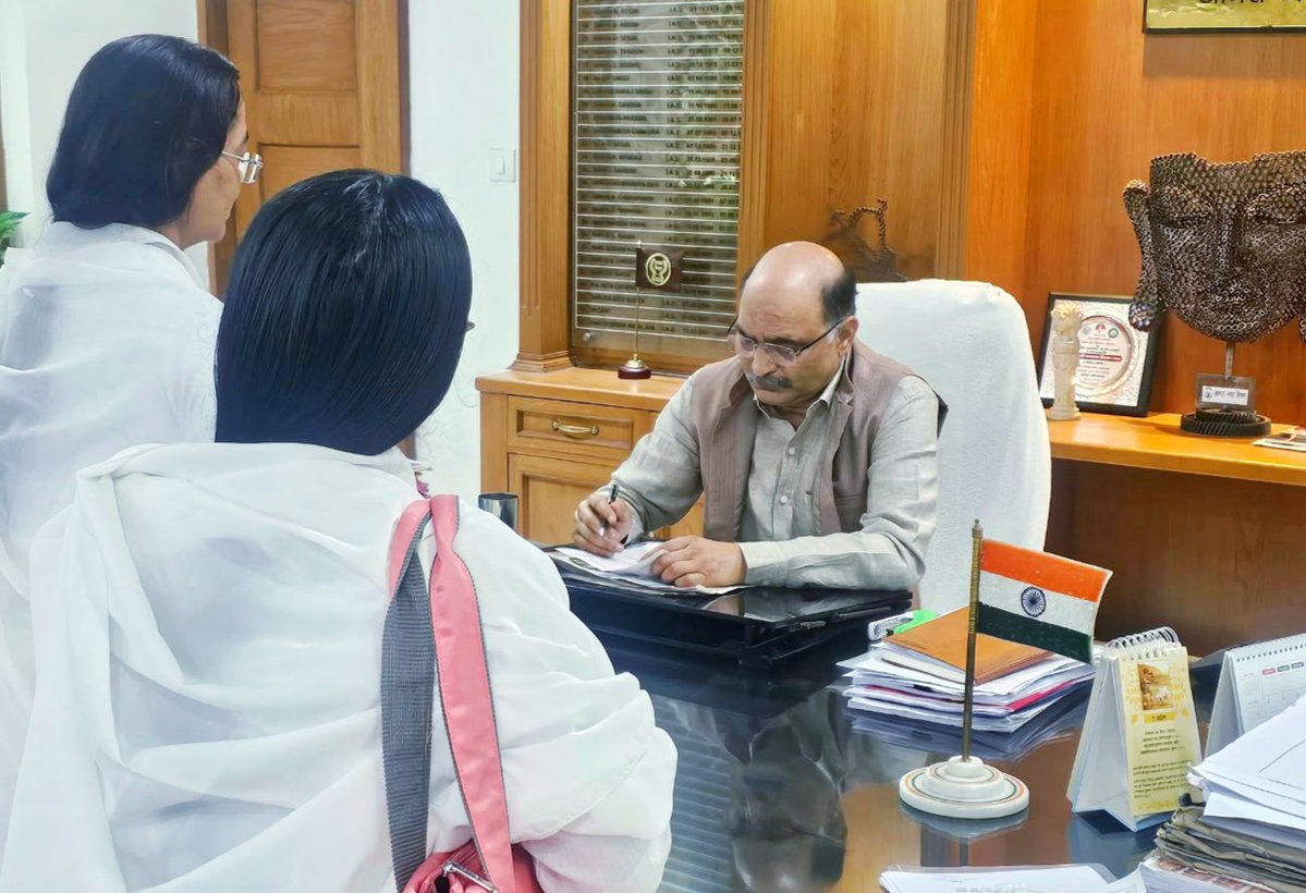 CommissionerAgr's tweet photo. मण्डल आयुक्त कार्यालय कक्ष में #जनता_दर्शन के दौरान आमजन की समस्याओं को सुना. संबंधित अधिकारि���ों को गुणवत्तापूर्ण व समयबद्ध निस्तारित करने हेतु निर्देशित किया. https://t.co/5ySPeW71iu