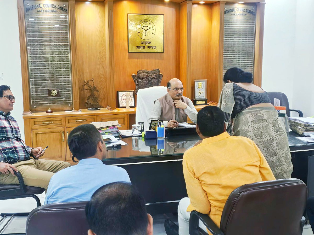 CommissionerAgr's tweet photo. मण्डल आयुक्त कार्यालय कक्ष में #जनता_दर्शन के दौरान आमजन की समस्याओं को सुना. संबंधित अधिकारि���ों को गुणवत्तापूर्ण व समयबद्ध निस्तारित करने हेतु निर्देशित किया. https://t.co/5ySPeW71iu