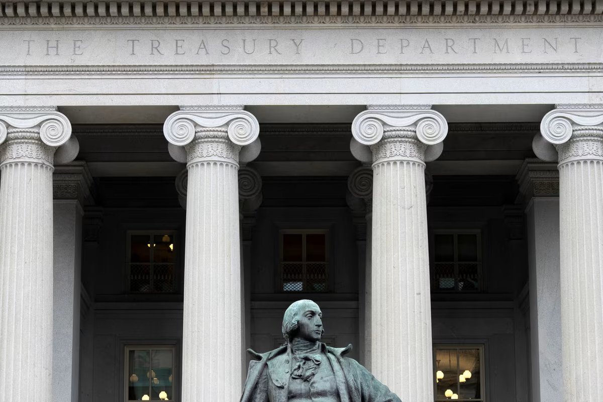 FinanceBureau_'s tweet photo. 📈Stocks get the headlines. Bonds set your mortgage rate 🏡. Let us explain in this thread.  

Bond yields are the market's anxiety meter.  When investors worry about debt, inflation or risk, they demand more interest to lend to governments.  

That's why rising yields hit your wallet: mortgages, car loans and credit cards all get pricier. 

1/4
