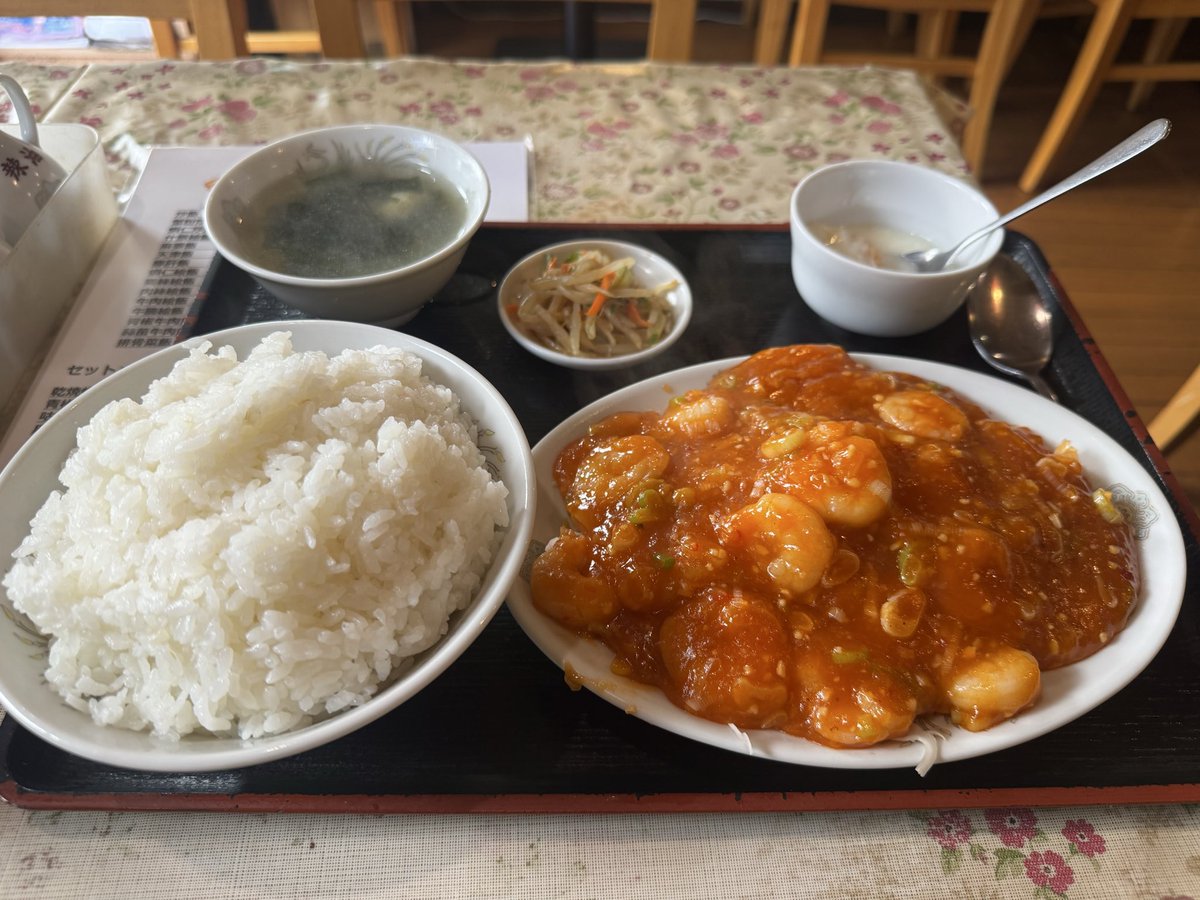 sun121209's tweet photo. 龍華園@江古田

エビチリ定食　大盛
学生さんがこれの大盛りを美味しそうにパクついてたので思わずつられてオーダー

ご飯450gぐらいあったのでは。。。
エビたっぷりで食べ応えあり！

ごちそうさまでした https://t.co/5i7I1iZfZd