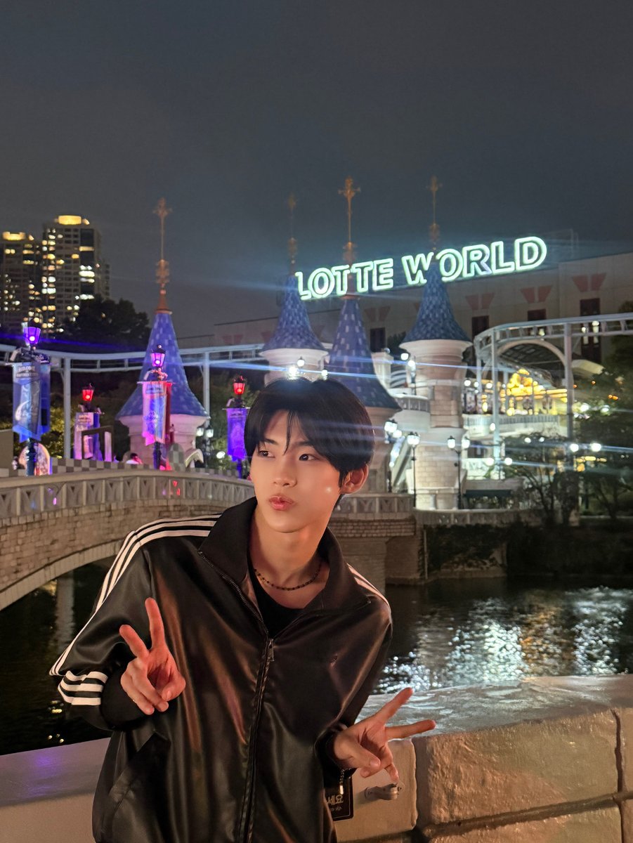 id1files's tweet photo. 💌 260926 withfan #kimdohun #김도훈
02:53 pm

🍩: greetings
🍩: it is ddung
🍩: ...
🍩: not the dog ddungie but human ddung
🍩: [📷 picture]
🍩: when i went to the theme park
🍩: what are you doing
🍩: are you spending your holiday
🍩: spend the rest of your holiday well
🍩: everyone please watch seongjun's birthday livee also wish him lots of happy birthday!!!
