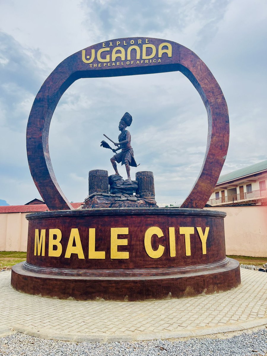 Jesca_Joanita's tweet photo. Did you know? This monument commemorates the traditional Imbalu dance, celebrating the rich culture and heritage of Mbale.   #ExploreMbale https://t.co/izOdZaFWgb
