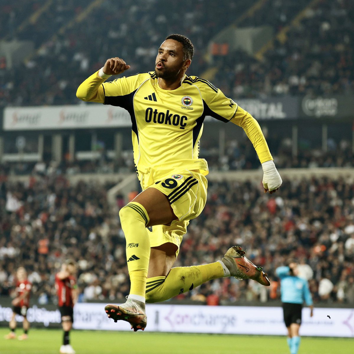 pusholder's tweet photo. Fenerbahçe: "Kulübümüze uygulanan üç dönemlik transfer yasağı geçici olup, 2024-2025 sezonunda takımımıza katılan Youssef En Nesyri’nin bonservis ücretiyle ilgilidir."

Pazartesi günü ödeme yapıldıktan sonra yasak kalkacak. https://t.co/E8cdPwZPP2
