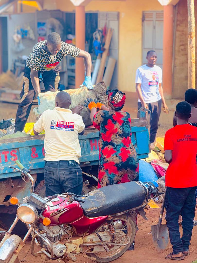 NupUpdates's tweet photo. Hon. @SheilahAmaniyo has actively participated in the National Cleaning Day in villages of Bukeerere Ward, including Jinja Misindye and other surrounding villages. https://t.co/UidEiJFr6D