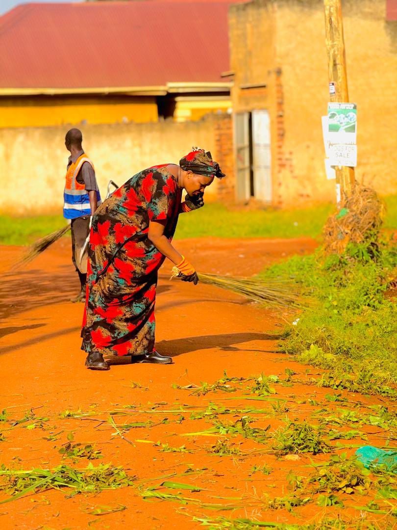 NupUpdates's tweet photo. Hon. @SheilahAmaniyo has actively participated in the National Cleaning Day in villages of Bukeerere Ward, including Jinja Misindye and other surrounding villages. https://t.co/UidEiJFr6D