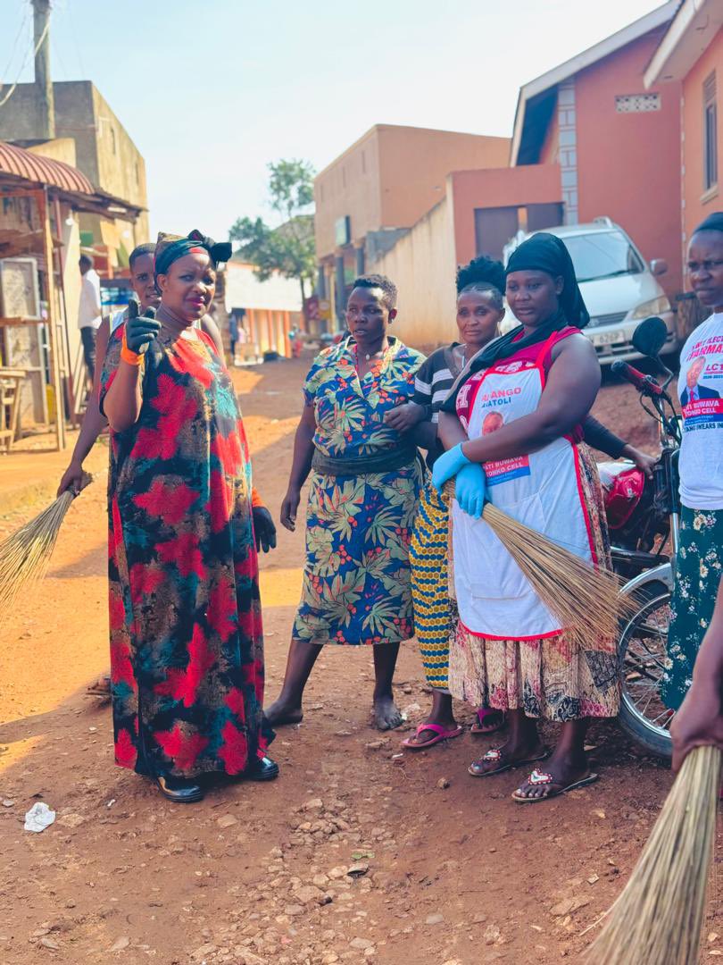 NupUpdates's tweet photo. Hon. @SheilahAmaniyo has actively participated in the National Cleaning Day in villages of Bukeerere Ward, including Jinja Misindye and other surrounding villages. https://t.co/UidEiJFr6D