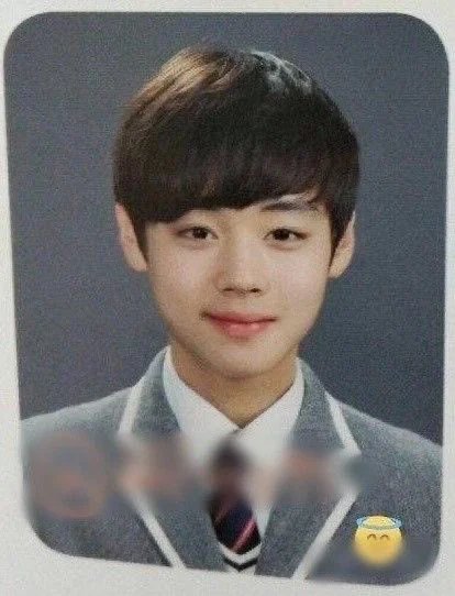 jjeom07's tweet photo. 정면샷인데도 코가 높아보였는데 마지막 사진 코 각도보고 충격받음p 이게 진짜 자연산이라니 https://t.co/qCfB4TybFS