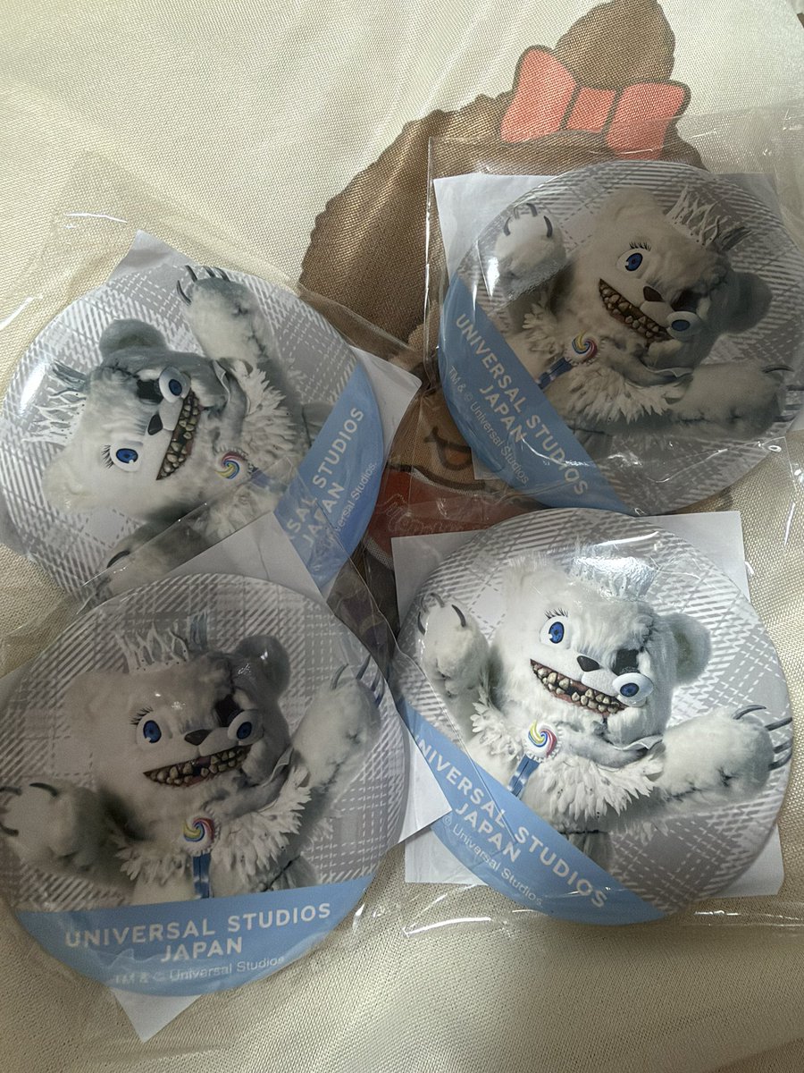 moppy_yu0517's tweet photo. 缶バッジ、キャンディに変わった！！！！
欲しい…欲しい…
私の持ってるのこの子だけ…

#モッピー
#セサミストリート
#ユニバ
#ユニバ好きと繋がりたい
#USJファン
#ハミクマ缶バッジ https://t.co/gVaISXmHUf