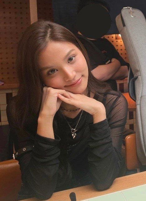 mintbluetoyota's tweet photo. something about bonnie's gaze when emi is behind the camera https://t.co/29TJg6dOrJ
