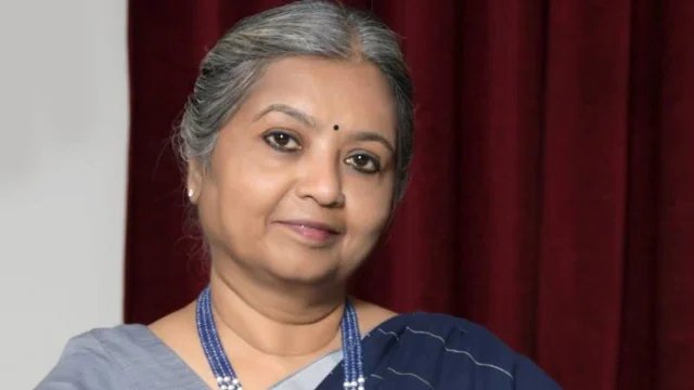 awesh29's tweet photo. इलाहाबाद यूनिवर्सिटी की विवादित कुलपति संगीता श्रीवास्तव का कार्यकाल पांच साल बढ़ा दिया गया है। इनके पति विक्रमनाथ सुप्रीम कोर्ट में जज हैं।

 वरिष्ठता के नियम के अनुसार, न्यायमूर्ति विक्रम नाथ 10 फरवरी 2027 को CJI का पदभार संभालेंगे। वह 23 सितंबर 2027 को अपनी सेवानिवृत्ति तक इस पद पर बने रहेंगे।  

अब आप सोचकर देखिए कि क्या विक्रमनाथ इस स्थिति में होंगे कि बीजेपी या सरकार के खिलाफ कोई महत्वपूर्ण निर्णय दें? क्या इनसे न्याय की उम्मीद की जा सकती है?