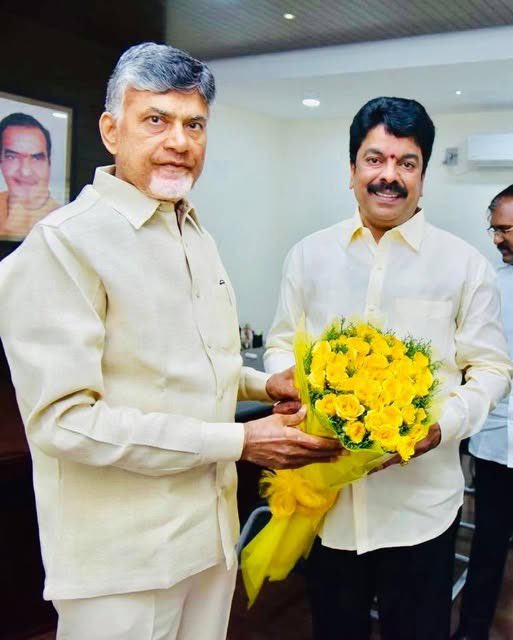 PenAndhra's tweet photo. పవన్‌కు ద‌గ్గ‌ర‌వుతున్న వంగ‌వీటి రాధా

జనసేనకు చెక్ పెట్టేలా చంద్రబాబు మాస్టర్ ప్లాన్

కుమారుడికి మేయ‌ర్ సీటు కోసం బోండా ప్ర‌య‌త్నం

అనూహ్యంగారంగంలోకి  రాధా.. ఇది టీడీపీ ప్లాన్ అంటూ విజ‌య‌వాడ ప్ర‌జ‌ల్లో చ‌ర్చ‌

విజ‌య‌వాడ మేయ‌ర్ సీటు చుట్టూ జరుగుతున్న రాజకీయం ఇప్పుడు ఏపీలో తీవ్ర చర్చనీయాంశంగా మారింది. కాపుల ఆరాధ్యుడు వంగవీటి రంగా వారసుడిగా వచ్చి, చేజేతులా రాజకీయ ప్రాభవాన్ని తగ్గించుకున్న వంగవీటి రాధాను టీడీపీ మరోసారి స్వార్థానికి వాడుకుంటోందనే విమర్శలు వస్తున్నాయి.

మేయర్ సీటు కోసం జనసేన నుంచి వస్తున్న ఒత్తిడిని తట్టుకోవడానికి, సొంత పార్టీలోని వర్గపోరును చల్లార్చడానికి చంద్రబాబు ఈ వ్యూహాన్ని అమలు చేస్తున్నారనేది విశ్లేషకుల అభిప్రాయం. పవన్ కళ్యాణ్ సామాజిక వర్గానికే చెందిన రాధాను తెరపైకి తెచ్చి మేయర్ సీటు కట్టబెడితే జనసేన నోరు మూయించవచ్చని టీడీపీ ప్లాన్ చేస్తోంది.

మరోవైపు తన కుమారుడికి మేయర్ పదవి దక్కించుకోవడం కోసం ఎమ్మెల్యే బోండా ఉమా తీవ్రంగా ప్రయత్నిస్తుండటంతో ఈ వ్యవహారం 'బోండా వర్సెస్ రాధా'గా మారింది. 2004 తర్వాత వరుసగా ఓడిపోతూ, 2019, 2024ల్లో కనీసం టీడీపీలో ఎమ్మెల్యే టికెట్ కూడా దక్కించుకోలేకపోయిన రాధాను ఇప్పుడు మేయర్ సీటుపై కూర్చోబెట్టాలనుకోవడం ఆయన స్థాయిని మరింత దిగజార్చడమే.

జనసేనకు చెక్ పెట్టడానికి, బోండా వర్గాన్ని తొక్కిపెట్టడానికి చంద్రబాబు ఆడుతున్న పొలిటికల్ గేమ్‌లో రంగా తనయుడు రాధా మరోసారి బలికాక తప్పదనిపిస్తోంది.