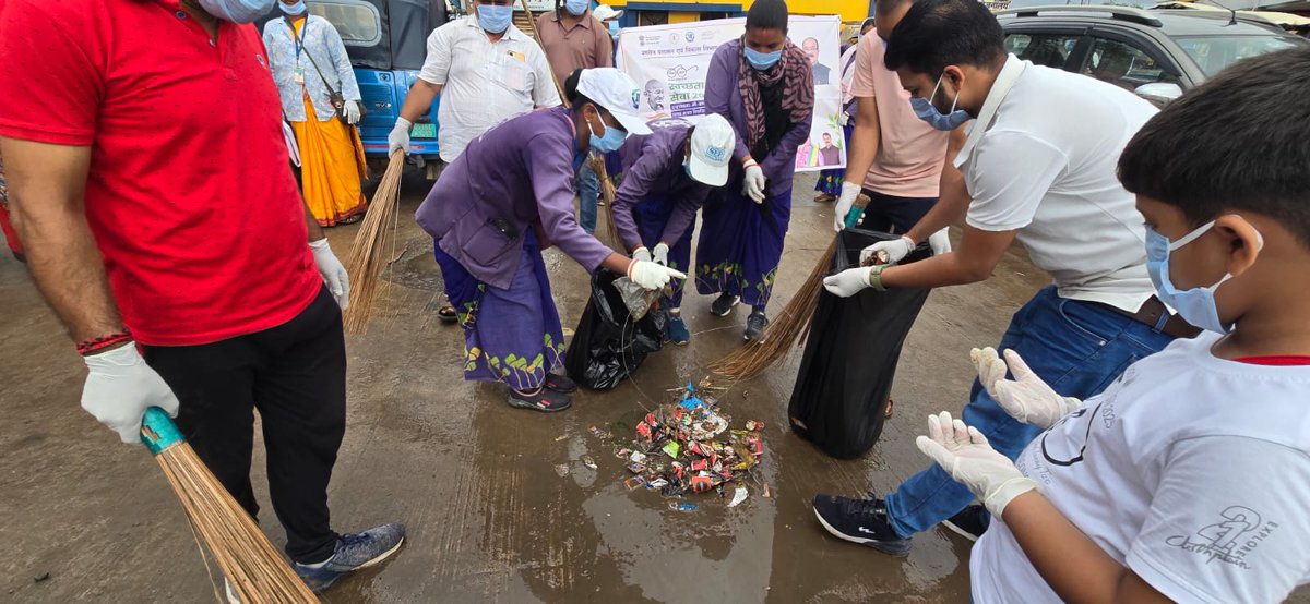 SwachhAMC's tweet photo. जन-जन का योगदान
‘सेवा संकल्प अभियान’ एवं ‘स्वच्छता ही सेवा 2026’ के तहत सामूहिक श्रमदान कर बस स्टैंड क्षेत्र की स्वच्छता सुनिश्चित की गई।
श्रमदान के माध्यम से नागरिकों में स्वच्छता के प्रति जागरूकता
#Surguja #SHS2026 #SwachhataHiSewa2026 #SewaSankalp
@SwachhBharatGov https://t.co/aenIfanyPy