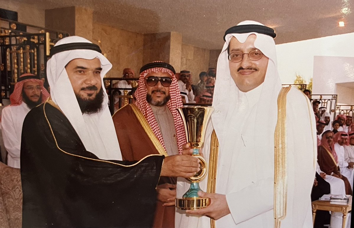 ali_alsehaiman's tweet photo. 📸 : صورة من ذاكرة

#الفروسية_السعودية

•للأمير/
فيصل بن خالد بن عبدالعزيز
•وهو يتسلم🏆 كأس الرئاسة العامة لتعليم البنات بعد فوز الفرس مرمرة

•تحت قيادة الخيال راموس

•تدريبات المدرب جون فيتش

في #ميدان_الملز https://t.co/QFRgYmTpwJ
