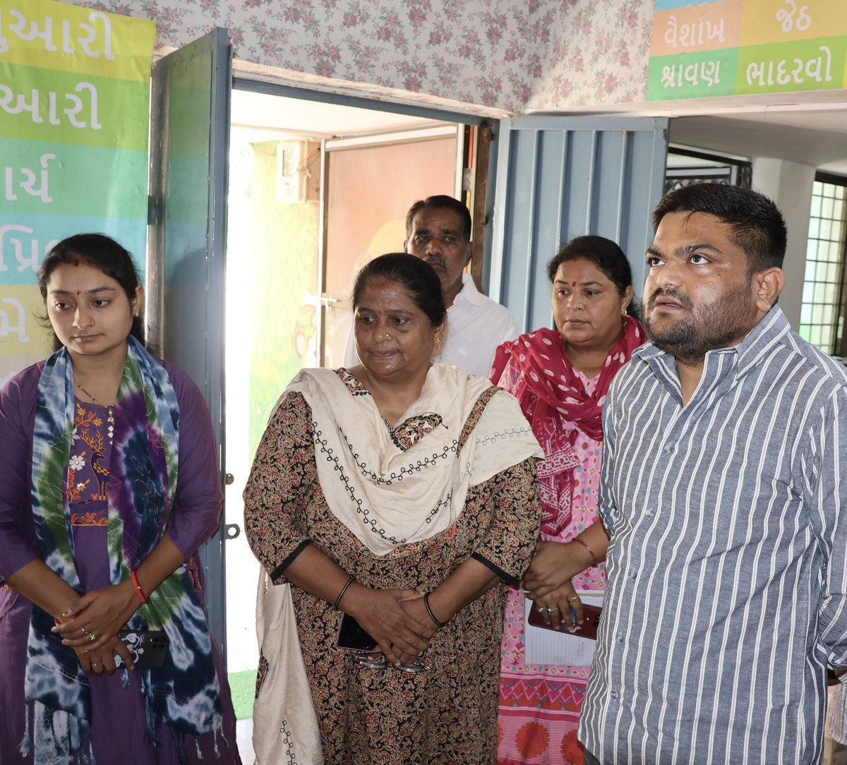 HardikPatel_'s tweet photo. सेवा संकल्प अभियान के अंतर्गत शिक्षा और सशक्तिकरण की दिशा में एक और कदम…

आज विरमगाम शहर के आंगनवाड़ी केंद्र क्रमांक 7 में आंगनवाड़ी बहनों का सम्मान कर उनके सेवाभाव को नमन करने का अवसर मिला।

इसके पश्चात कन्या शाला क्रमांक 1 में तहसील स्तरीय चित्रकला एवं वक्तृत्व प्रतियोगिता में उपस्थित होकर विद्यार्थियों का उत्साहवर्धन किया तथा विजेता प्रतिभागियों को पुरस्कार प्रदान कर शुभकामनाएँ दीं।