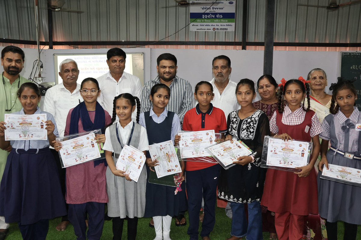 HardikPatel_'s tweet photo. सेवा संकल्प अभियान के अंतर्गत शिक्षा और सशक्तिकरण की दिशा में एक और कदम…

आज विरमगाम शहर के आंगनवाड़ी केंद्र क्रमांक 7 में आंगनवाड़ी बहनों का सम्मान कर उनके सेवाभाव को नमन करने का अवसर मिला।

इसके पश्चात कन्या शाला क्रमांक 1 में तहसील स्तरीय चित्रकला एवं वक्तृत्व प्रतियोगिता में उपस्थित होकर विद्यार्थियों का उत्साहवर्धन किया तथा विजेता प्रतिभागियों को पुरस्कार प्रदान कर शुभकामनाएँ दीं।