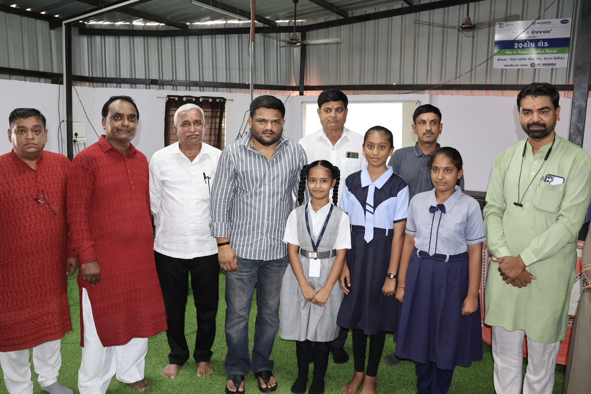HardikPatel_'s tweet photo. सेवा संकल्प अभियान के अंतर्गत शिक्षा और सशक्तिकरण की दिशा में एक और कदम…

आज विरमगाम शहर के आंगनवाड़ी केंद्र क्रमांक 7 में आंगनवाड़ी बहनों का सम्मान कर उनके सेवाभाव को नमन करने का अवसर मिला।

इसके पश्चात कन्या शाला क्रमांक 1 में तहसील स्तरीय चित्रकला एवं वक्तृत्व प्रतियोगिता में उपस्थित होकर विद्यार्थियों का उत्साहवर्धन किया तथा विजेता प्रतिभागियों को पुरस्कार प्रदान कर शुभकामनाएँ दीं।