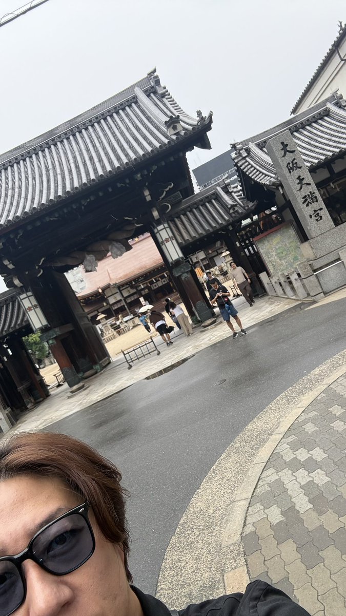 sanocreation's tweet photo. 16年ほど、楽曲を担当させてもらっている
大阪公立大学チーム朱蘭（しらん・大阪府）。

今年、ついに悲願の「どまつりファイナル」進出を果たしました。

今年のテーマは、
大阪天満宮・天神祭。

そして今日、そんな朱蘭の楽曲
『賑祝（にぎわい）』のリリース日に、偶然にも大阪へ。

せっかくなので大阪天満宮へ足を運び、
天神様にご挨拶をしてきました。

16年という時間の中で受け継がれてきた、
歴代メンバーそれぞれの想いとともに。

今年の朱蘭がたどり着いたファイナルという舞台。

あらためて、おめでとうございます。

『賑祝』が、これからもたくさん方の心で賑わいますように。

🎧『賑祝』
https://t.co/sU10MyIUKr