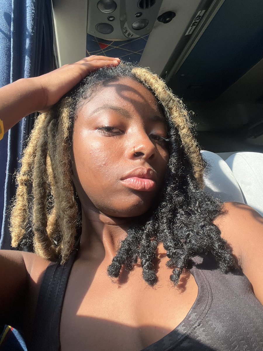 Maluh_2223's tweet photo. Apenas uma neguinha que brilha no sol🔆 https://t.co/BPRMLwIf0G