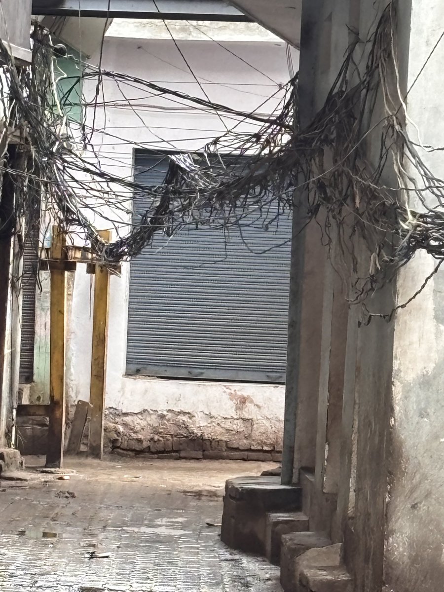 shivdasgupta's tweet photo. @PuVVNLHQ 
ये भदोही जिले में गोपीगंज नगर के उदासीन अखाड़ा गली का हाल है
इस गली में बच्चों का स्कूल, वृद्धा आश्रम भी है। यह बड़ी लापरवाही किसी दिन जनहानि का कारण बन सकता है। 
 @DM_Bhadohi सर से व संबंधित विभाग से अनुरोध है की इसपर तत्काल कार्यवाही कर कनेक्शन तार डलवाने की कृपा करे https://t.co/etvL74cjzO