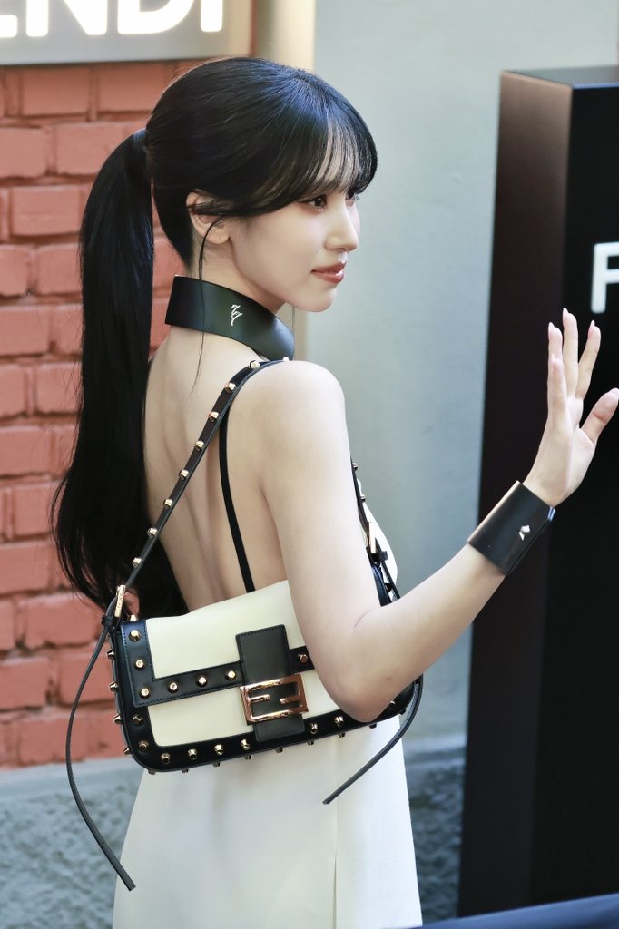 77jinqiu_'s tweet photo. 260923 
#MINA #미나 #ミナ #TWICE #트와이스 
#FendiSS27xMina #FendiSS27 https://t.co/nvPiscW1iP