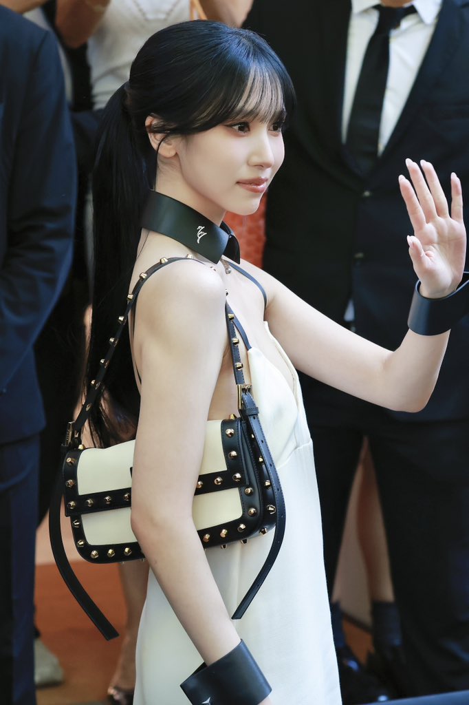 77jinqiu_'s tweet photo. 260923 
#MINA #미나 #ミナ #TWICE #트와이스 
#FendiSS27xMina #FendiSS27 https://t.co/nvPiscW1iP