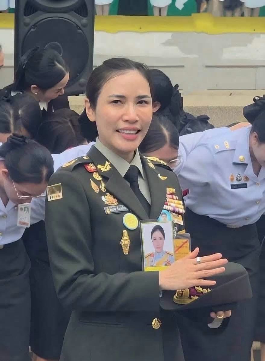 royalist_market's tweet photo. เพนกวิน โพสต์ถามบรรดาทหารไทยรู้สึกยังไง ทำงานแทบตายยศไม่ขยับ แต่เป็นเมียน้อยวชิราลงกรณ์ได้ทางลัดเป็นพลเอก https://t.co/BAaMxIyAMB
