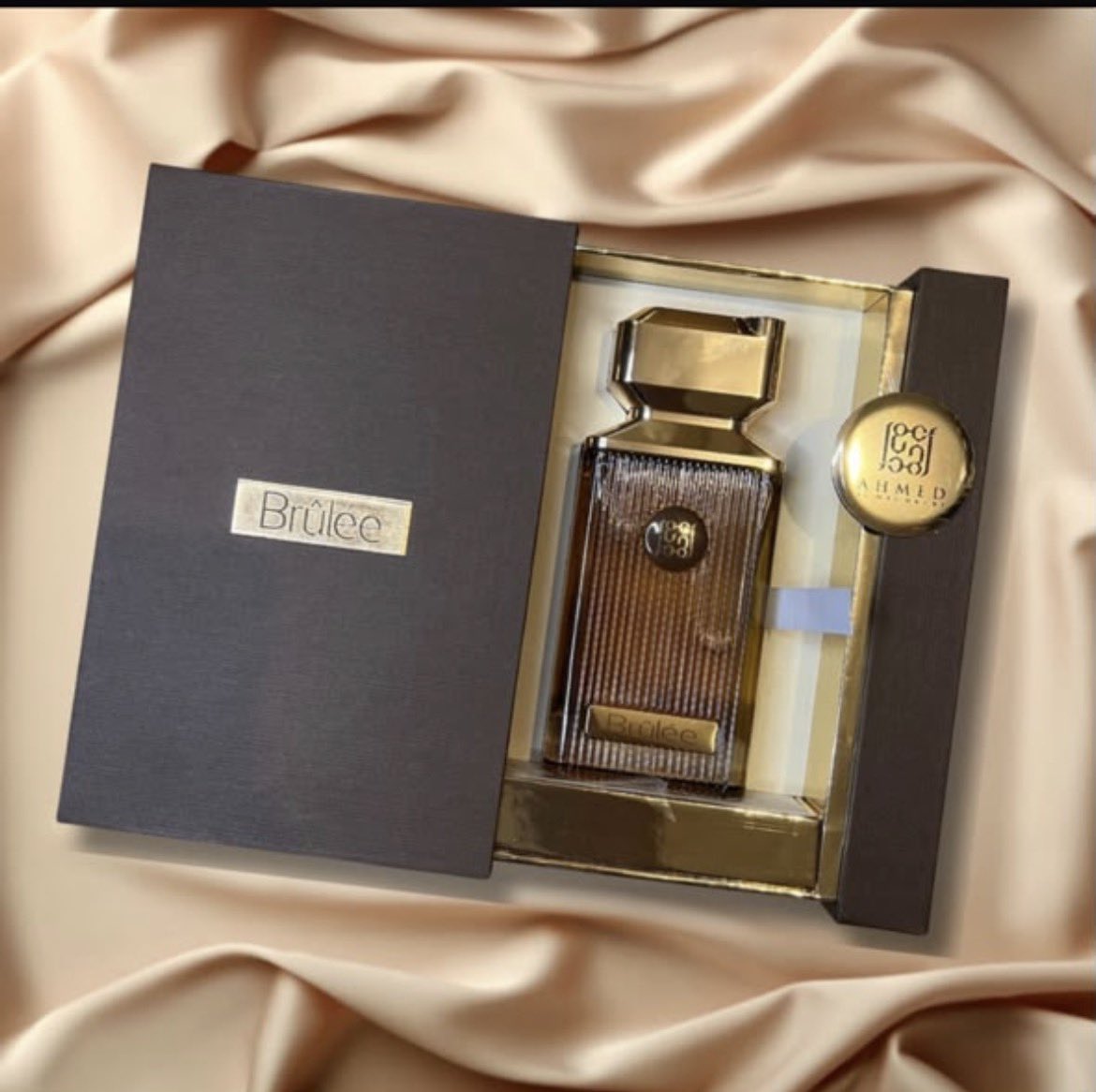 dashacovera's tweet photo. Bougie, I want you to deliver 2 perfumes each to my two boyfriends and attach a love note 

Me :🤫 🗒️  🚚 

Very discreet 🙂

40k
45k
28k
I have both 9am and 9pm -_=35k each 

Men perfumes , delivery everywhere 📍 https://t.co/LJWtbrvkiU