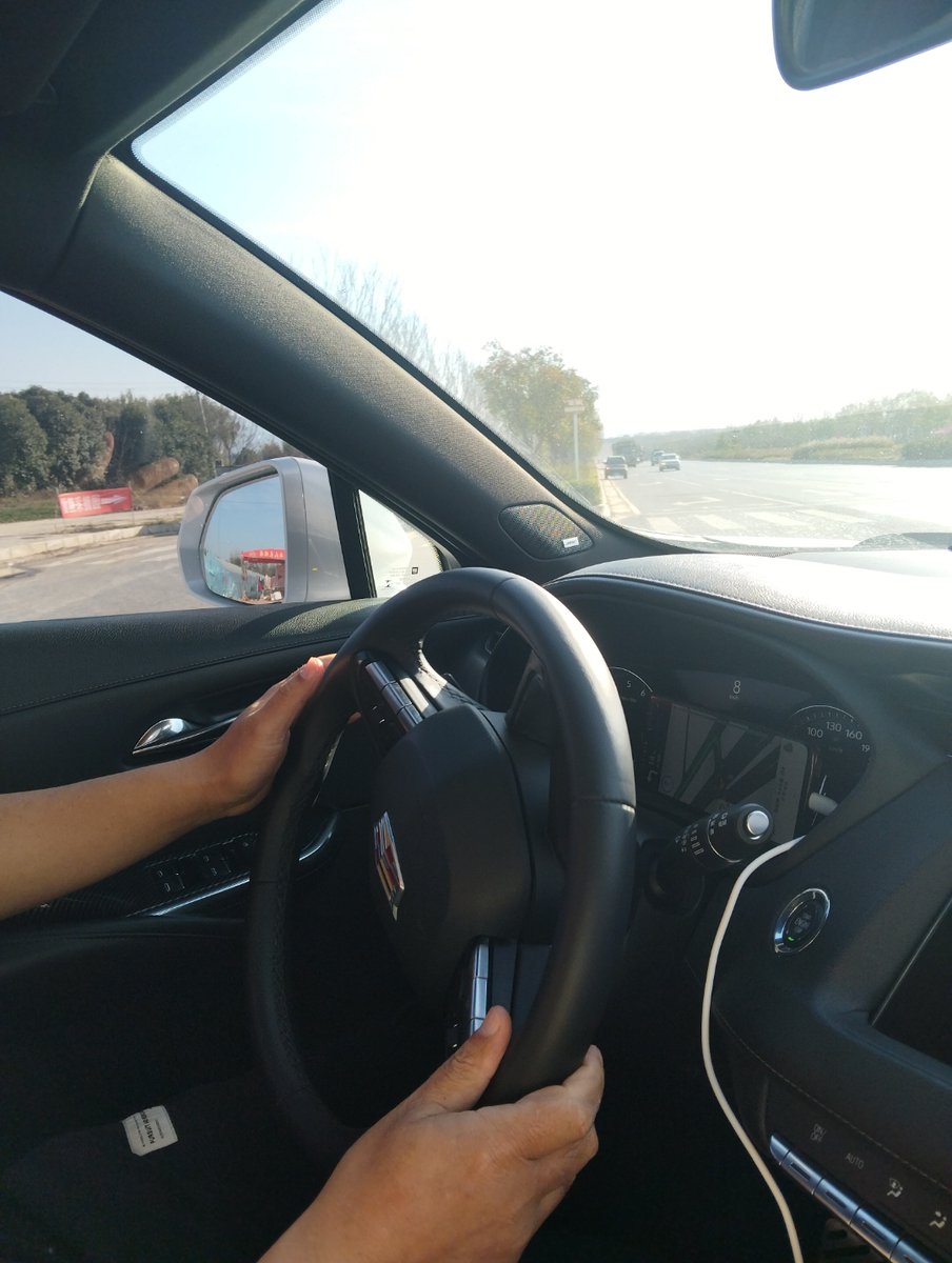 DelphineEx6l's tweet photo. Primera vez al volante hoy! Me equivoqué en una curva y me reí mucho —seguro que la próxima es mejor, voy a seguir practicando para sacar el carné sin problemas! https://t.co/4KY0ArVVQm