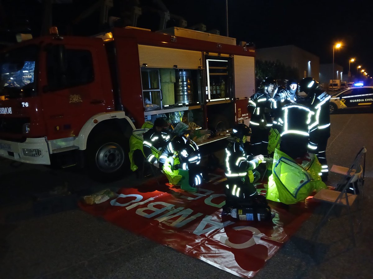 BomberosDip_VLL's tweet photo. ⚠️ Intervenimos por un incidente con un vehículo que transportaba varias mercancías peligrosas en el Polígono de La Mora.

📍 El vehículo sufrió una fuga en uno de sus recipientes.

🚒 Detectamos y tratamos la fuga, gestionando la situación junto con la empresa responsable.

Cuatro dotaciones trabajaron en la intervención.