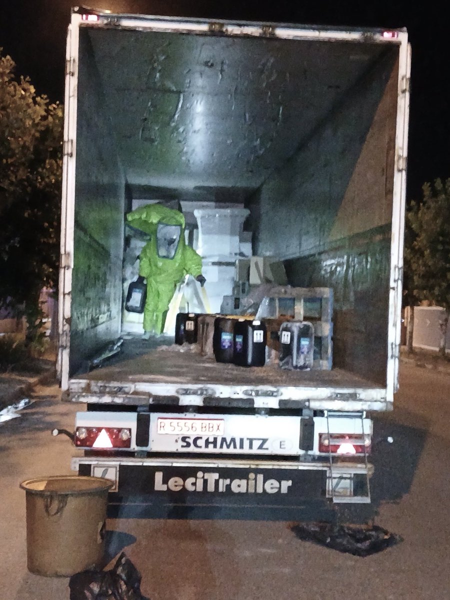 BomberosDip_VLL's tweet photo. ⚠️ Intervenimos por un incidente con un vehículo que transportaba varias mercancías peligrosas en el Polígono de La Mora.

📍 El vehículo sufrió una fuga en uno de sus recipientes.

🚒 Detectamos y tratamos la fuga, gestionando la situación junto con la empresa responsable.

Cuatro dotaciones trabajaron en la intervención.
