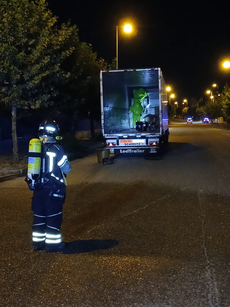 BomberosDip_VLL's tweet photo. ⚠️ Intervenimos por un incidente con un vehículo que transportaba varias mercancías peligrosas en el Polígono de La Mora.

📍 El vehículo sufrió una fuga en uno de sus recipientes.

🚒 Detectamos y tratamos la fuga, gestionando la situación junto con la empresa responsable.

Cuatro dotaciones trabajaron en la intervención.